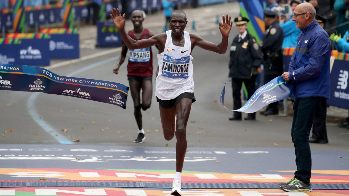 A kenyai Geoffrey Kamworor megnyeri a férfiak mezőnyét második helyezett honfitársa, Wilson Kipsang (b) előtt a New York-i maratoni futóversenyen 2017. november 5-én. A 24 éves Kamworor a 2 óra 10 perc 3 másodperc alatt ért célba, mindössze három másodperccel Kipsang előtt.