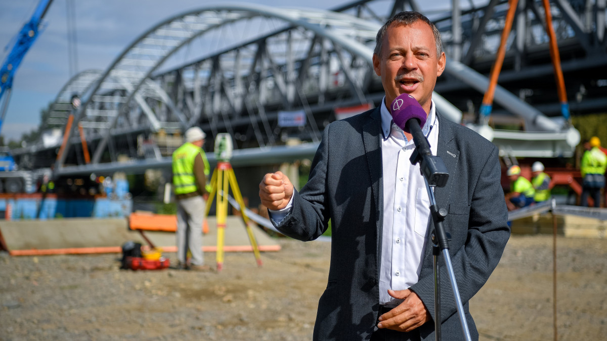 Révész Máriusz, az aktív Magyarországért felelős kormánybiztos sajtótájékoztatót tart a Poroszló és Tiszafüred közötti épülő kerékpárút Tisza-hídja egyik hídelemének végleges helyére emelése előtt 2019. szeptember 17-én.
