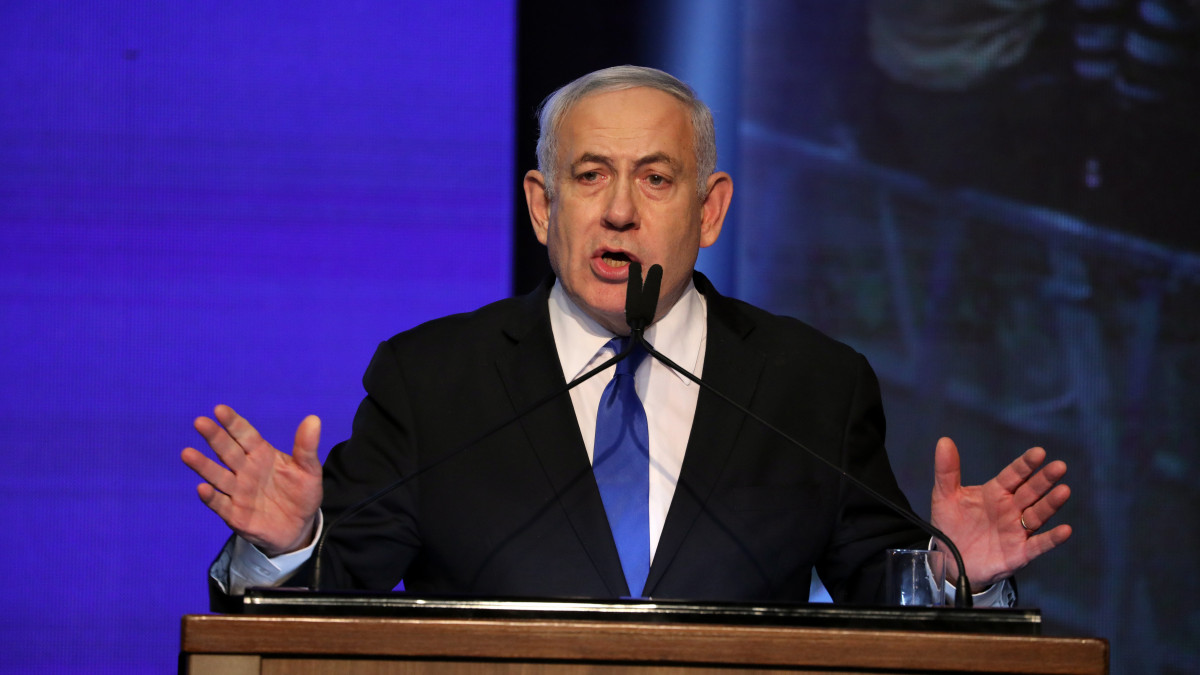 Benjámin Netanjahu izraeli miniszterelnök, a jobboldali Likud párt vezetője a párt eredményváró rendezvényén az előrehozott izraeli parlamenti választás napján, 2019. szeptember 17-én Tel-Avivban. Az első részeredmények rendkívül szoros versenyt mutatnak a Likud és a Beni Ganz vezette centrista Kék-fehér párt közt.