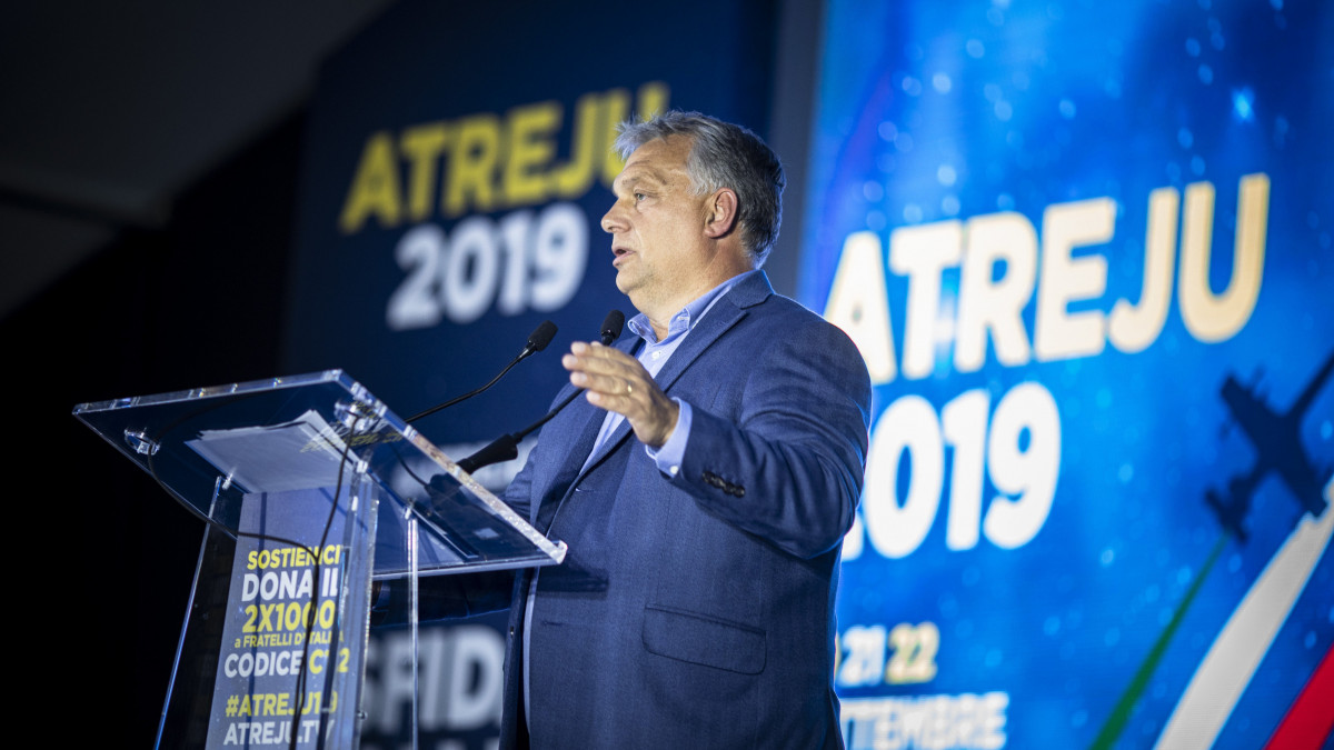 A Miniszterelnöki Sajtóiroda által közreadott képen Orbán Viktor miniszterelnök beszédet mond az Atreju nevű rendezvényen, a jobboldali Olasz Testvérek (FdI) párttalálkozóján Rómában 2019. szeptember 21-én.