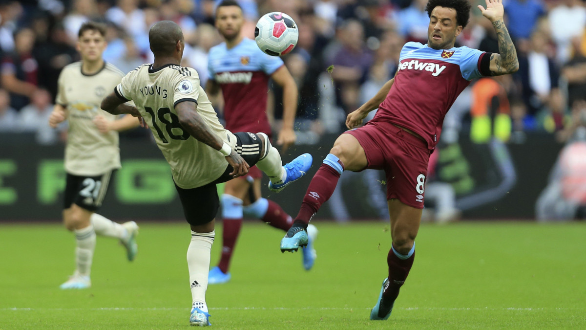 Ashley Young, a Manchester United (b) és Felipe Anderson, a West Ham játékosa az első osztályú angol labdarúgó-bajnokságban játszott mérkőzésen a London Stadionban 2019. szeptember 22-én.