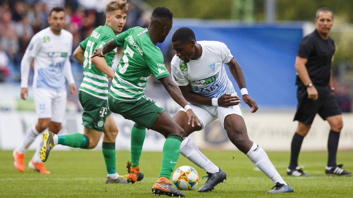 Eduvie Ikoba (j), a ZTE, valamint Csonka András Mátyás (b), és Abraham Akwasi Frimpong (b2), a Ferencváros játékosai az OTP Bank Liga 2. fordulóból elhalasztott mérkőzésen a zalaegerszegi ZTE Arénában 2019. szeptember 22-én.