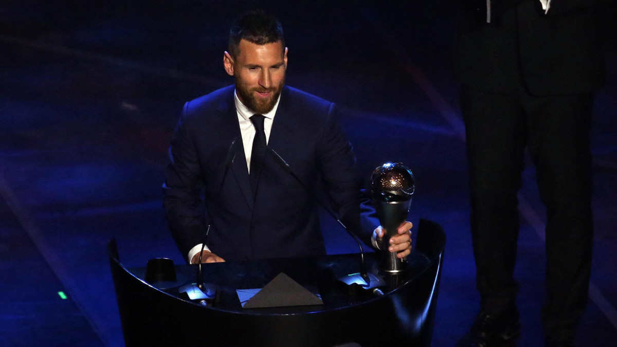 Lionel Messi, a Barcelona argentin csatára, miután elnyerte az Év férfi játékosának járó díjat a Nemzetközi Labdarúgó-szövetség, a FIFA díjkiosztó gálaestjén Milánóban 2019. szeptember 23-án. Messi hatodszor érdemelte ki az elismerést.