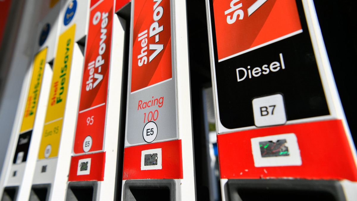 Üzemanyag-jelölő címkék egy Shell benzinkúton Debrecenben 2018. október 12-én. Európai uniós irányelv írja elő ettől naptól minden tagországban az egységes üzemanyag-jelölő címkék bevezetését, de megmaradnak a benzinkutakon az üzemanyagok megszokott helyi jelölései is. A benzint a kör, a gázolajat a négyzet, az üzemanyag gázokat pedig a rombusz formájú matrica jelöli.
