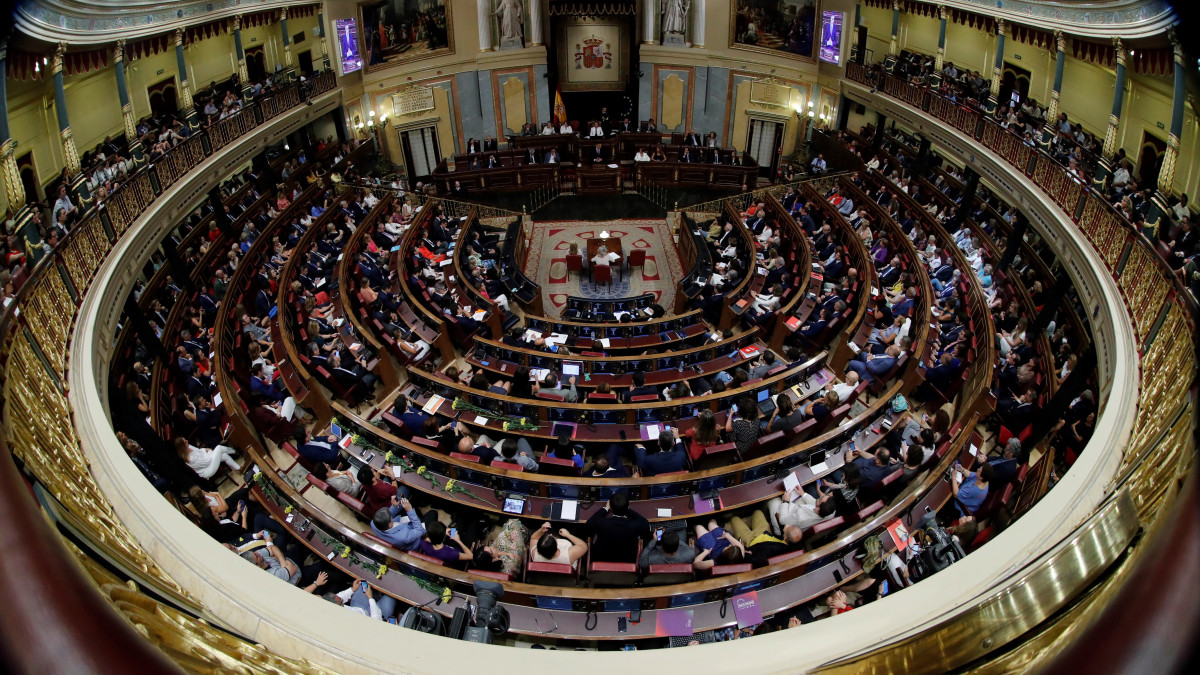 A spanyol parlament ülésterméről készült kép Pedro Sánchez szocialista ügyvezető spanyol miniszterelnök programbeszéde közben a kormányfőválasztási folyamat első napján, 2019. július 22-én. A posztra jelölt Sánchez programbeszéde, és az arról szóló vita után az első szavazást július 23-án rendezik. Amennyiben az abszolút többség, vagyis a 350 fős törvényhozásban több mint 176 képviselő nem támogatja a jelöltet, 48 órával később még egyszer szavaznak, ekkor már az egyszerű többség is elegendő a kormányfővé választáshoz.