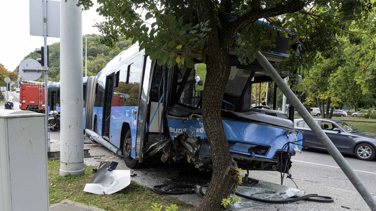 Ütközésben összeroncsolódott busz az I. kerületi Szarvas térnél, az Attila út és Apród utca kereszteződésében 2019. szeptember 27-én. Az 5-ös busz személyautóval ütközött, a balesetben négyen megsérültek.