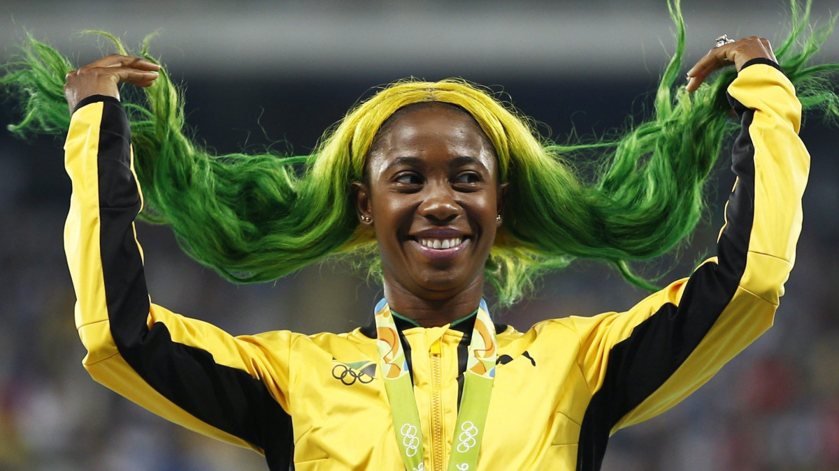 A bronzérmes jamaicai Shelly-Ann Fraser-Pryce megigazítja haját a Rio de Janeiró-i nyári olimpia női 100 méteres síkfutás eredményhirdetésén az Olimpiai Stadionban 2016. augusztus 13-án.