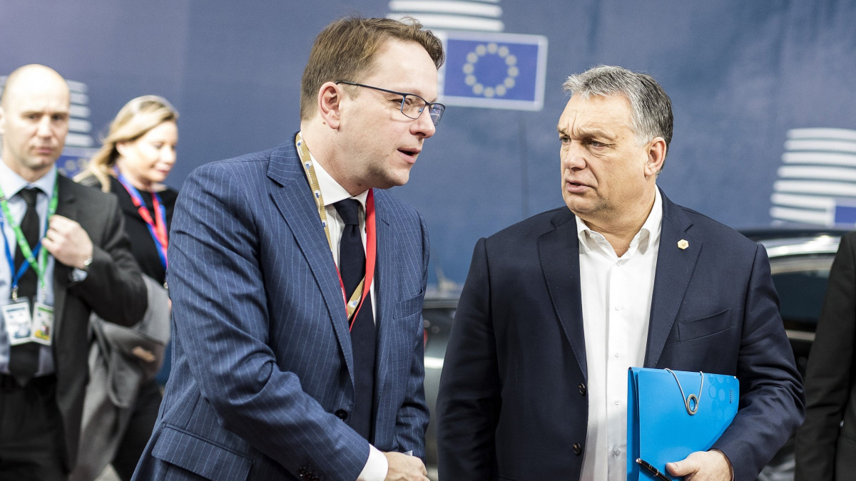 A Miniszterelnöki Sajtóiroda által közreadott képen Orbán Viktor miniszterelnök (középen) érkezik az EU állam- és kormányfői csúcstalálkozójának második napi ülésére Brüsszelben 2018. március 23-án. A kormányfő mellett balról Várhelyi Olivér nagykövet, a brüsszeli Állandó Képviselet vezetője, jobbról Havasi Bertalan, a Miniszterelnöki Sajtóiroda vezetője.