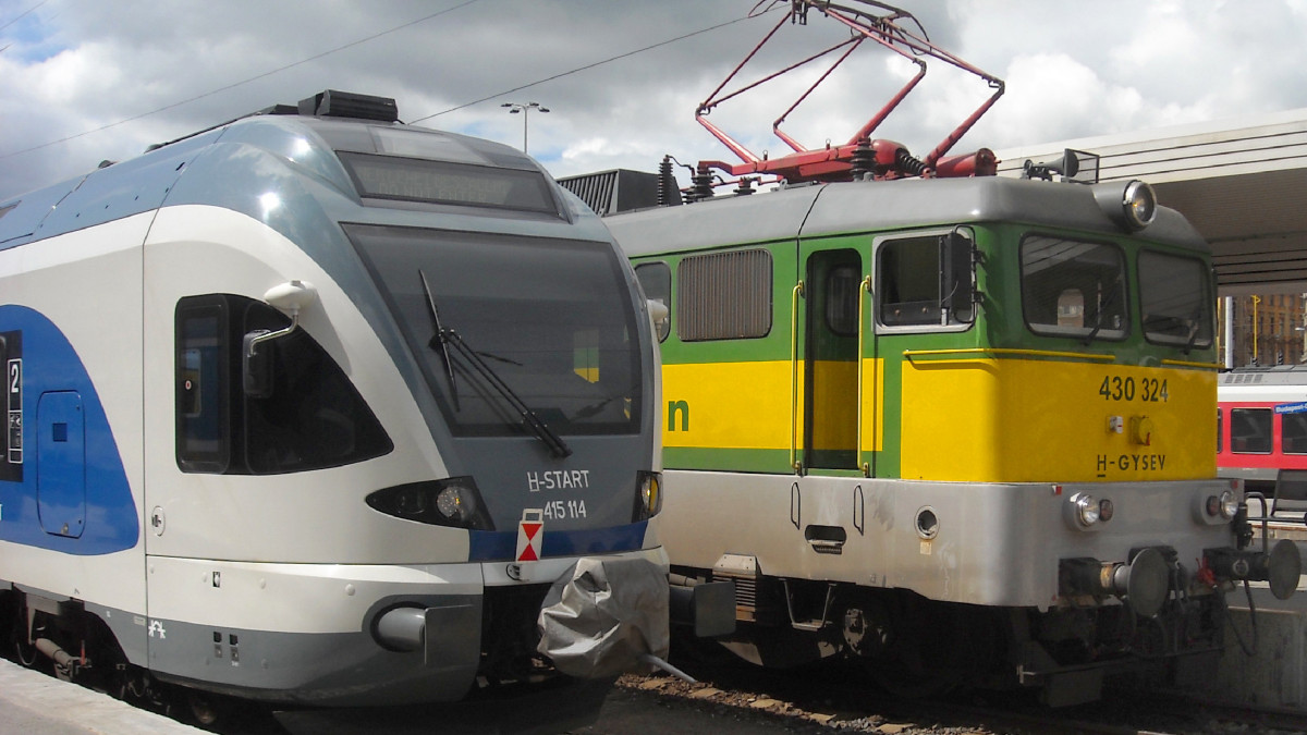 A MÁV-csoport Stadler Flirt modern vonatai közt áll a Győr-Sopron-Ebenfurti Vasút (GYSEV) egyik 430-as sorozatszámú, gyorsvonati szerelvényével nemrég beérkezett mozdonya a főváros Déli pályaudvarán a Keleti pályaudvar felújítása idején.           MTVA/Bizományosi: Jászai Csaba  *************************** Kedves Felhasználó!