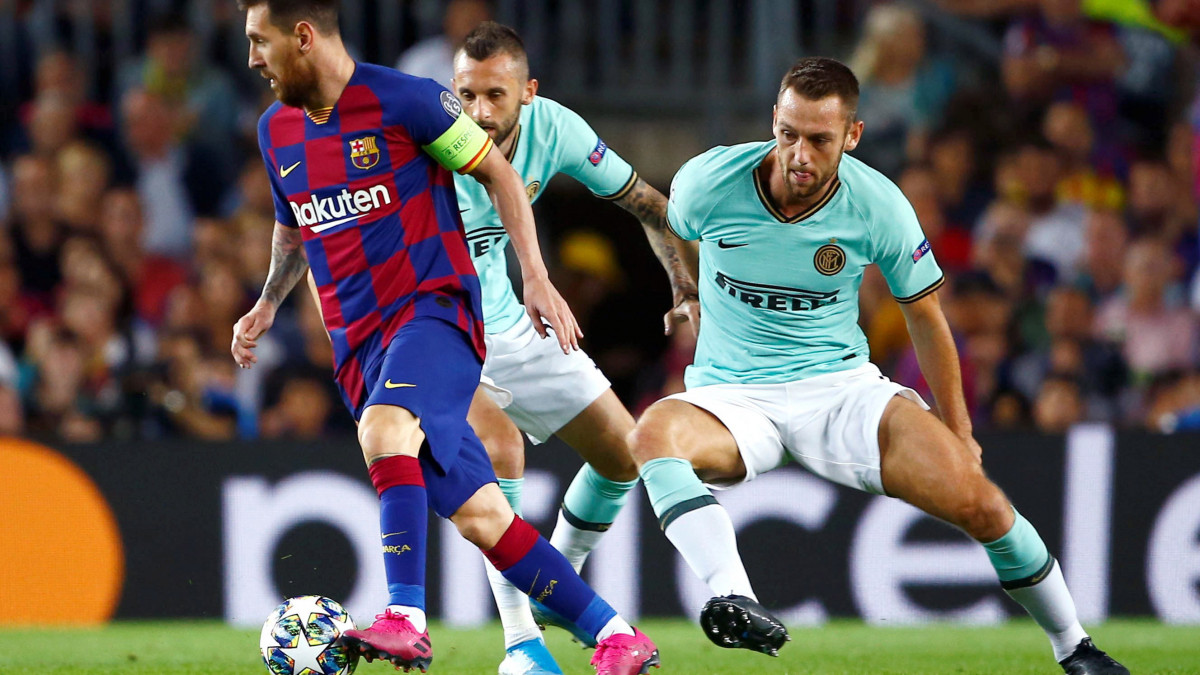 Lionel Messi, a spanyol FC Barcelona (b) és Stefan de Vrij, az olasz Internazionale játékosa (j) a labdarúgó Bajnokok Ligája F csoportjának második fordulójában játszott mérkőzésen a barcelonai Camp Nou stadionban 2019. október 2-án.
