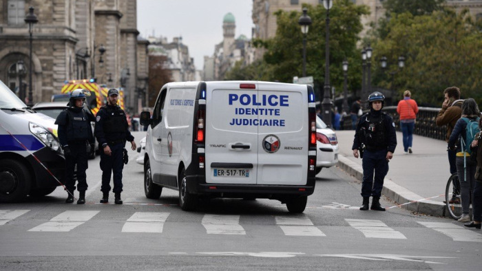 Késes támadás Párizsban