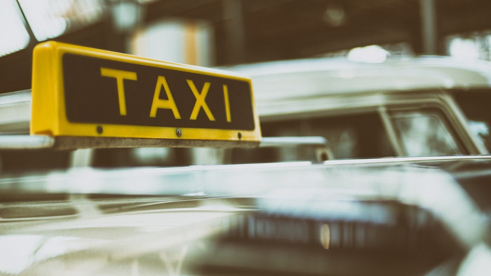 700 ezer forint jóvátételt fizetett a maradandó sérülést okozó taxis