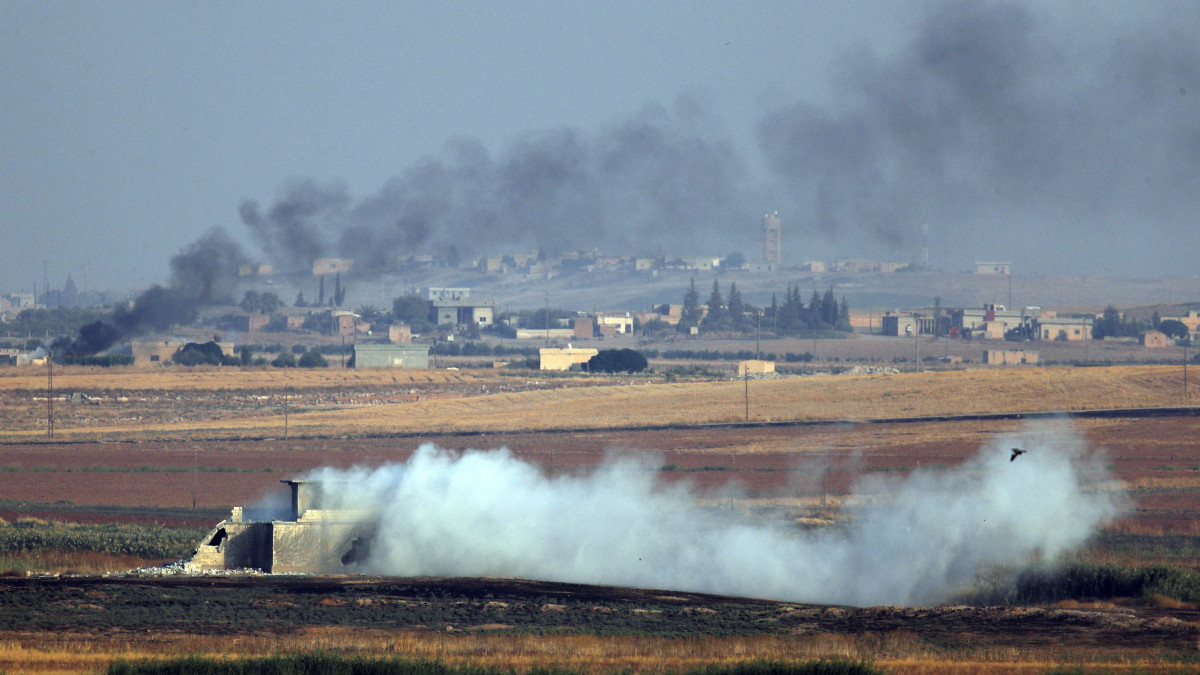 A török haderő bombázásának füstje száll szíriai területen, a délkelet-törökországi Sanliurfa tartomány Akcakale településéről fényképezve 2019. október 9-én. Ezen a napon megkezdődött a török hadsereg és szíriai szövetséges milíciája közös, a Béke Forrása fedőnevű hadművelete Északkelet-Szíriában a Népvédelmi Egységek (YPG) elnevezésű kurd fegyveres csoport, valamint az Iszlám Állam terrorszervezet ellen.