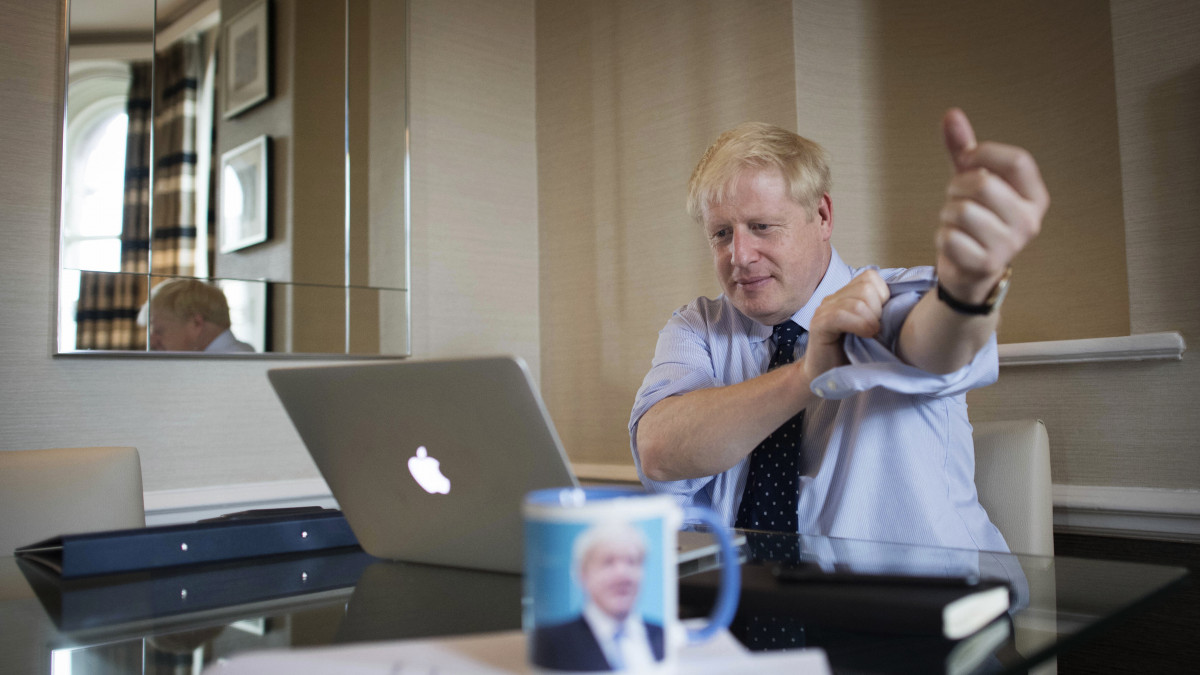 Boris Johnson brit miniszterelnök a beszédét írja pártjának, a Konzervatív Pártnak manchesteri kongresszusára 2019. október 1-jén.