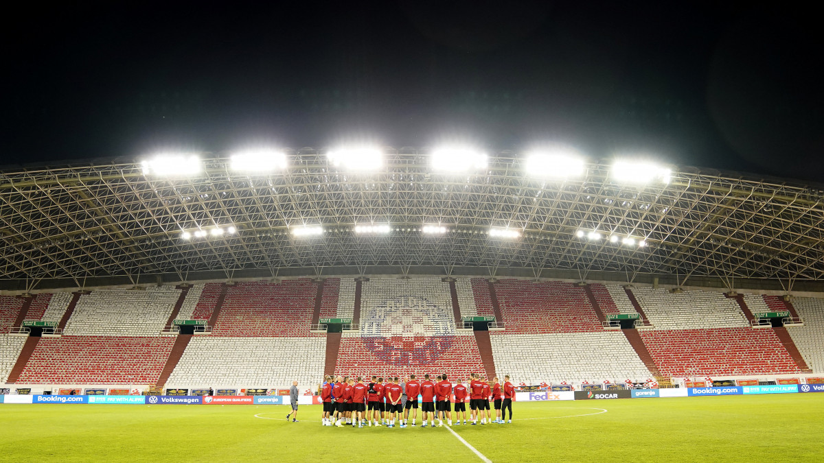 A magyar csapat tagjai a Horvátország elleni mérkőzés előtt tartott edzésen a spliti Poljud Stadionban 2019. október 9-én. Az Eb-selejtezőcsoportjában harmadik helyen álló magyar válogatott október 10-én este a vb-ezüstérmes horvátok vendége lesz.