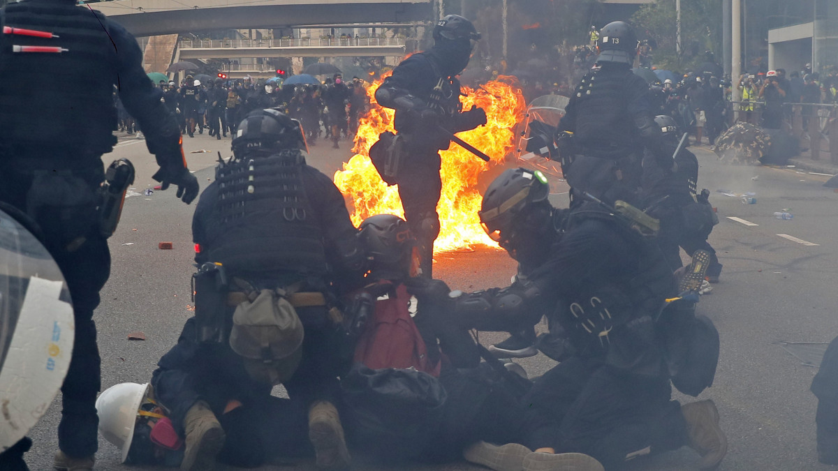 Rohamrendőrök és tüntetők összecsapása egy erőszakba torkollt újabb ellenzéki megmozduláson Hongkongban 2019. szeptember 29-én. A Kína különleges közigazgatási övezeteként működő városban negyedik hónapja tartanak a tiltakozó megmozdulások, amelyek eredetileg a kiadatási törvény módosítását célzó tervezet ellen irányultak, annak visszavonása óta pedig a tüntetők szélesebb körű demokráciát és a Kínától való függetlenedést követelik.