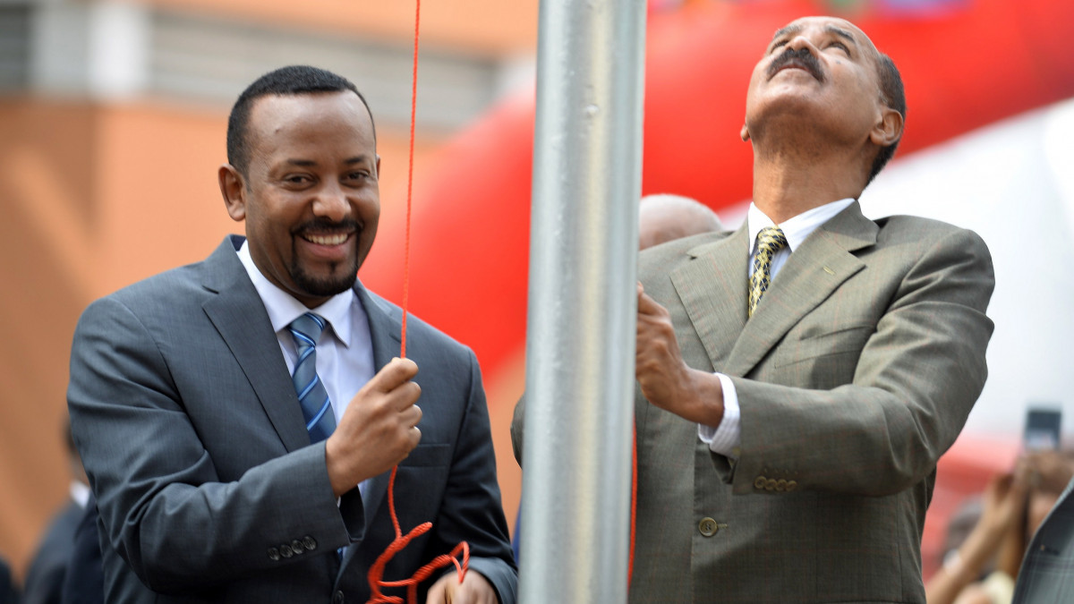 2018. július 16-án készült képen Abij Ahmed Ali etióp miniszterelnök (b) és Iszajasz Afeverki eritreai elnök az eritreai nagykövetség újranyitási ünnepségén Addisz-Abebában. Berit Reiss-Andersen, a norvég Nobel-bizottság elnöke 2019. október 11-én bejelentette, hogy Abij Ahmed Ali etióp miniszterelnöknek ítélték oda az idei Nobel-békedíjat.