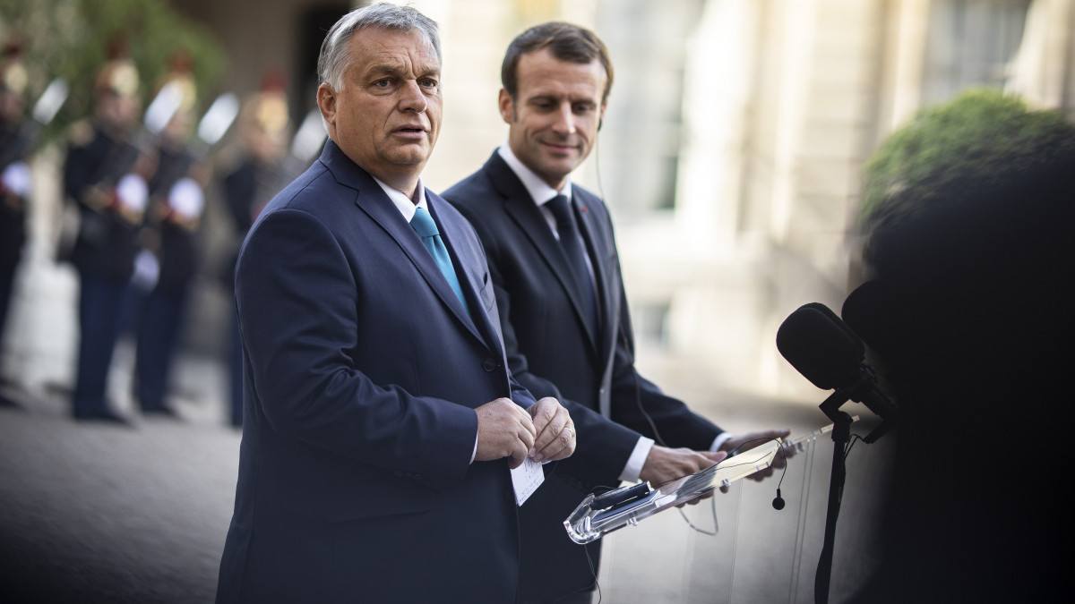 A Miniszterelnöki Sajtóiroda által közzétett képen Orbán Viktor miniszterelnök (b) és Emmanuel Macron francia államfő sajtónyilatkozatot tesznek Párizsban, az Elysée-palota kertjében 2019. október 11-én.