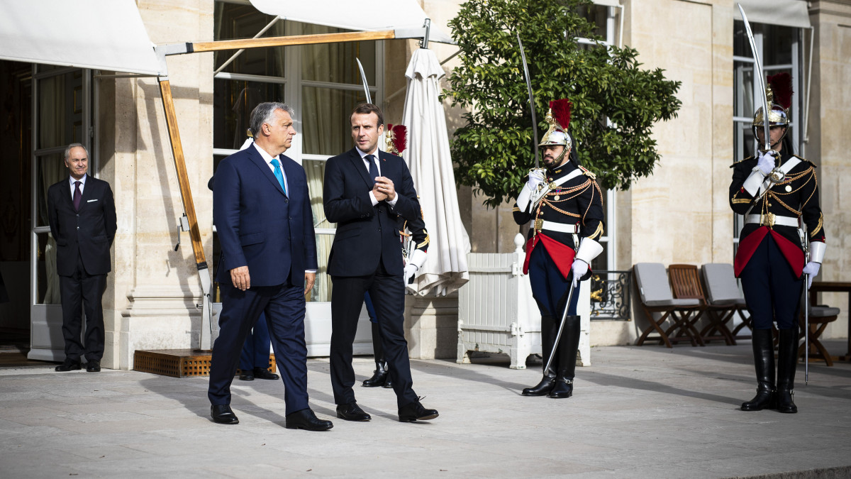A Miniszterelnöki Sajtóiroda által közzétett képen Emmanuel Macron francia államfő (j) és Orbán Viktor miniszterelnök a találkozójuk után az Elysée-palotánál, Párizsban 2019. október 11-én.