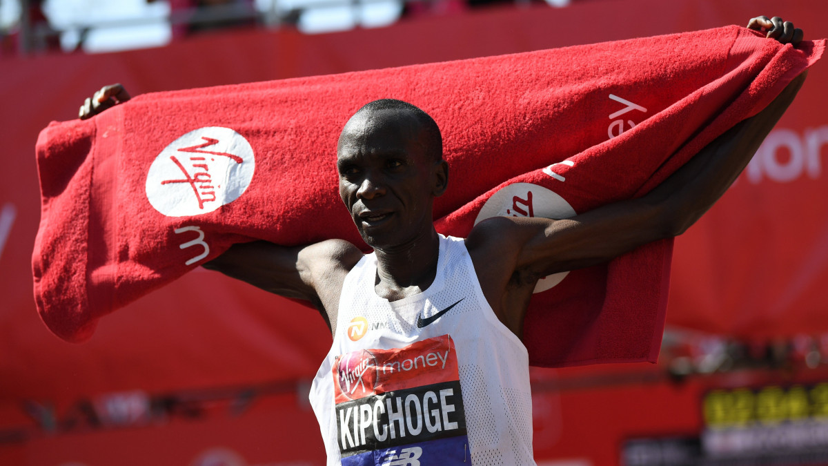 London, 2018. április 22.A kenyai Eliud Kipchoge ünnepel, miután megnyerte a londoni maraton férfi mezőnyének versenyét 2018. április 22-én. (MTI/EPA/Neil Hall)