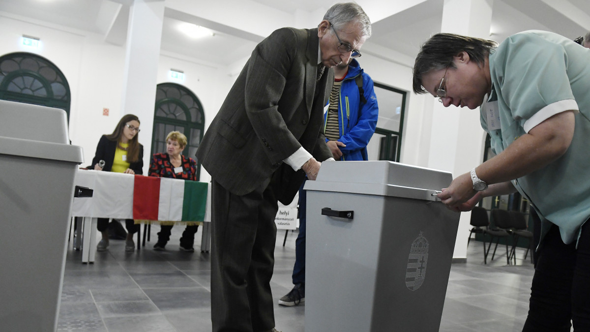 Sütő-Nagy István a szavazókör elnöke és Nagy Judit szavazatszámláló bizottsági tag lezárja az urnát az önkormányzati választáson a XII. kerületi Zugligeti Általános Iskolában kialakított 53-as szavazókörben 2019. október 13-án.