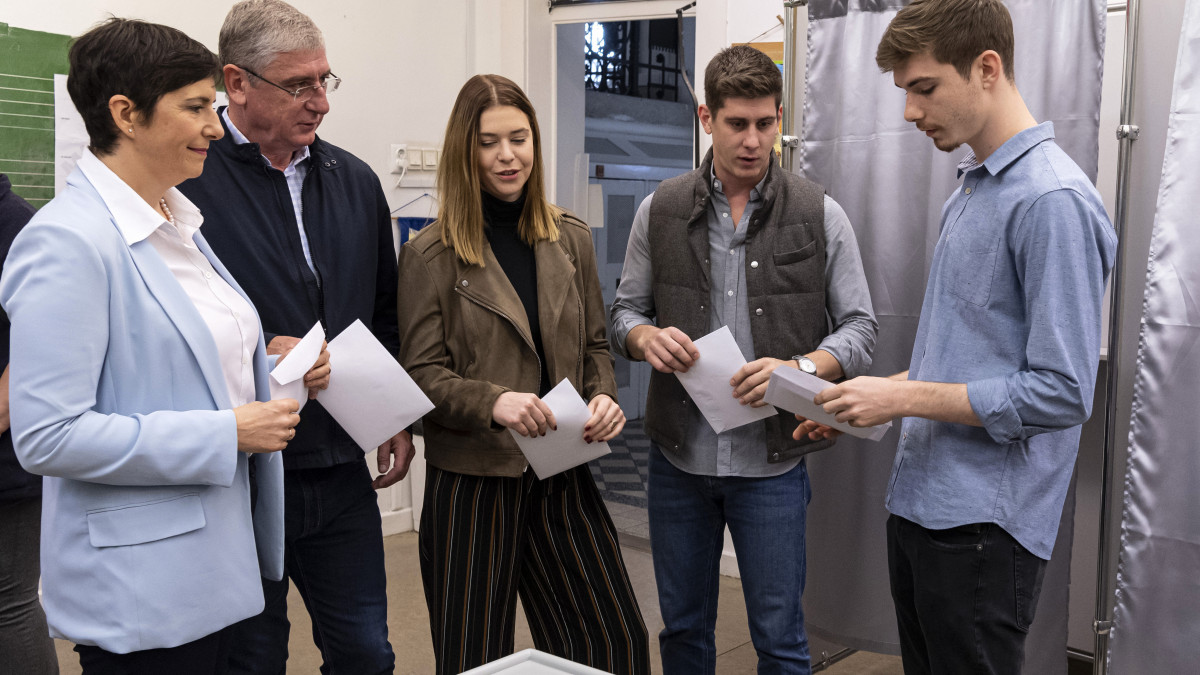 Gyurcsány Ferenc, a Demokratikus Koalíció (DK) elnöke (b2) és felesége, Dobrev Klára, a DK európai parlamenti (EP) képviselője, az EP alelnöke (b) gyermekeik társaságában szavaznak az önkormányzati választáson a II. kerületi Áldás Utcai Általános Iskolában kialakított 5-ös számú szavazókörben 2019. október 13-án.