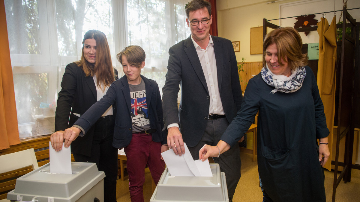 Karácsony Gergely közös ellenzéki főpolgármester-jelölt családjával szavaz az önkormányzati választáson a zuglói Örökzöld Óvodában kialakított szavazókörben 2019. október 13-án.