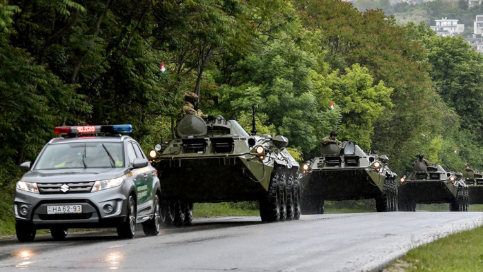 Rejtélyes katonai konvoj tűnt fel az M7-esen