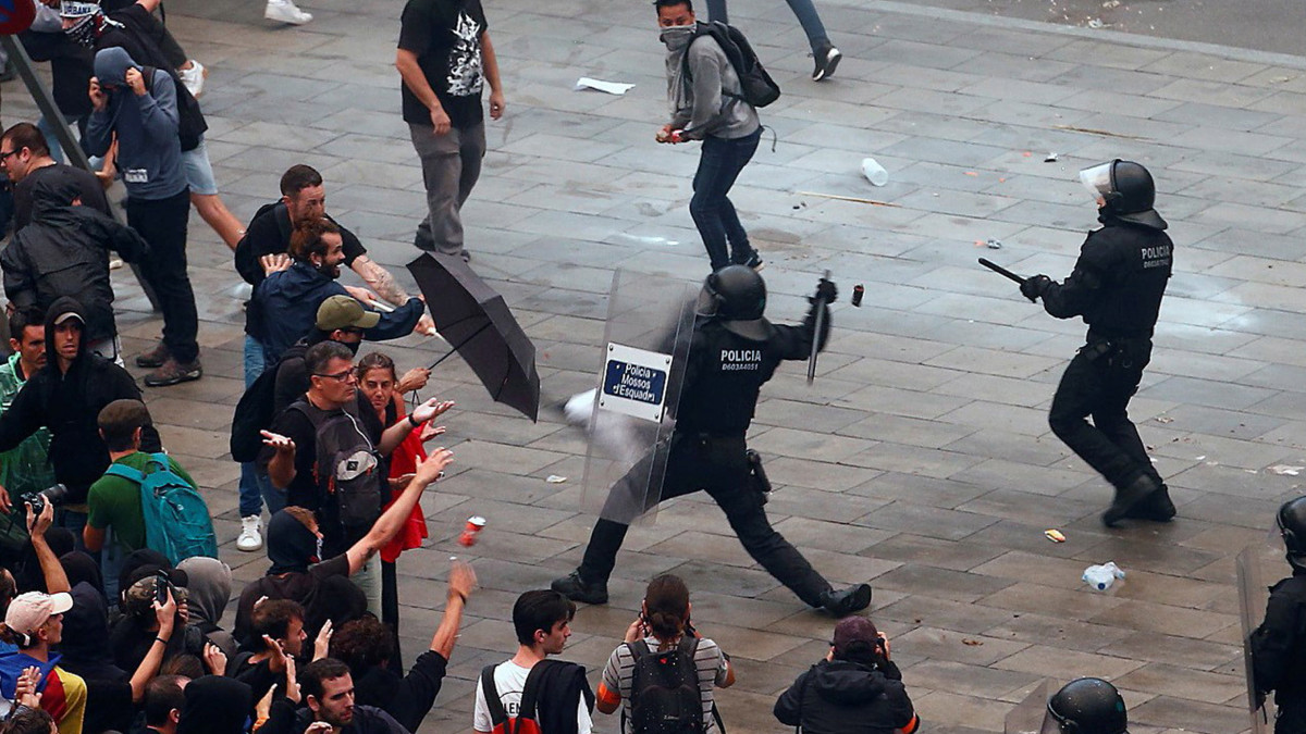 Katalán függetlenségpárti tüntetők és rohamrendőrök összecsapása a barcelonai El Prat nemzetközi repülőtéren 2019. október 14-én. Ezen a napon a spanyol legfelsőbb bíróság kilenc katalán függetlenségi vezetőt zendülés miatt 9 és 13 év közötti börtönbüntetésre ítélt.
