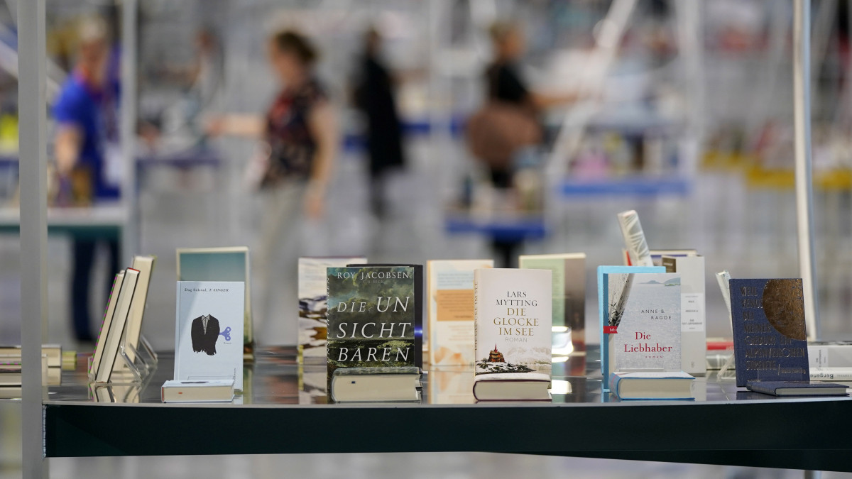 Kiállított könyvek a norvég pavilonban a 71. Frankfurti Könyvvásáron 2019. október 15-én.  Az október 20-ig tartó könyvvásárnak az idén Norvégia a díszvendége.