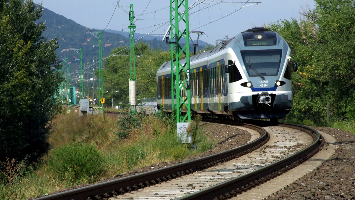 A MÁV Csoport egyik modern Stadler Flirt elektromos meghajtású vonata a Nyugati pályaudvar felé tart Esztergomból jövet a nemrég felújított és villamosított pályáján. MTVA/Bizományosi: Jászai Csaba  *************************** Kedves Felhasználó!