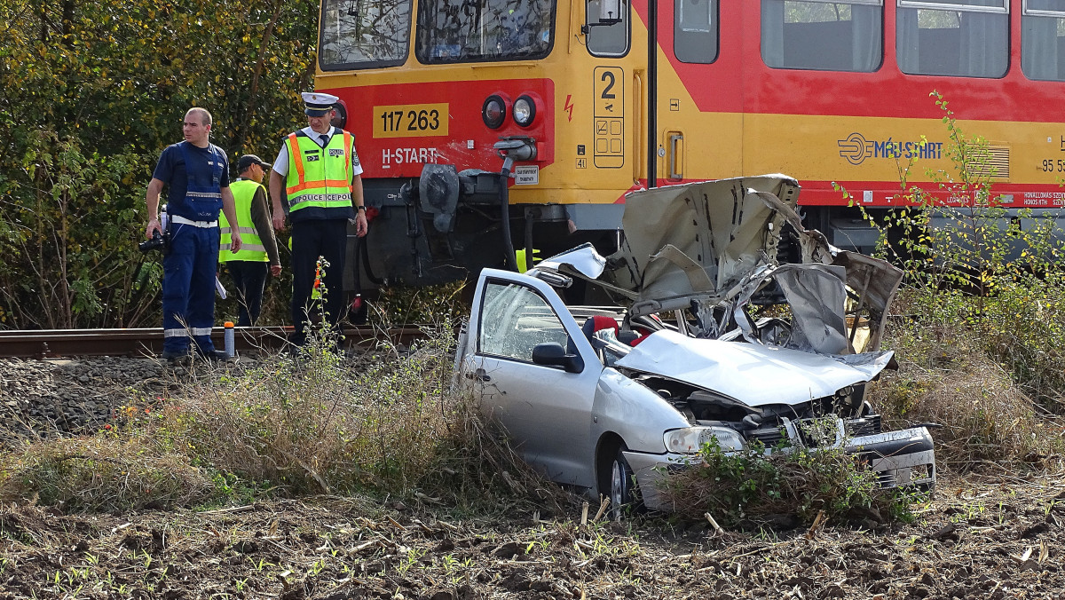 Összeroncsolódott személyautó a Békés megyei Mezőkovácsháza határában 2019. október 17-én. Az autó motorvonattal ütközött, miután a fénysorompó tiltó jelzése ellenére a sínekre hajtott. A sofőr a helyszínen meghalt.