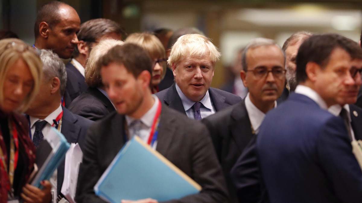 Boris Johnson brit miniszterelnök (k) az Európai Unió brüsszeli csúcstalálkozóján 2019. október 17-én. A tárgyalások középpontjában a Nagy-Britannia uniós tagságának megszűnéséről született megállapodás áll.