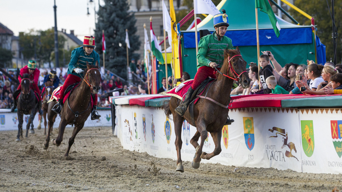 A későbbi győztes Nagy Arnold, Temerin lovasa (j) Fantázia nevű lován a 12. Nemzeti Vágta döntőjében a budapesti Hősök terén 2019. október 20-án.