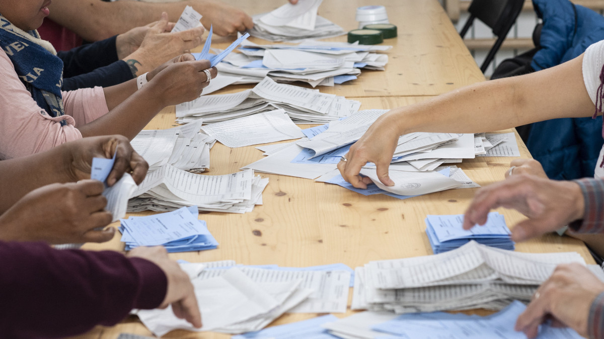 Önkéntesek segédkeznek a svájci parlamenti választás lebonyolításában Zürichben 2019. október 20-án.