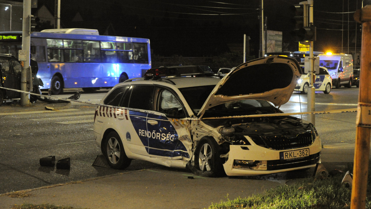 Összetört rendőrautó a főváros XXII. kerületében, a Nagytétényi út és Jókai Mór utca kereszteződésénél 2019. október 20-án. A megkülönböztető fény- és hangjelzést használó rendőrautó összeütközött egy személyautóval. Két rendőr, valamint a másik autó utasa és sofőrje is megsérült.