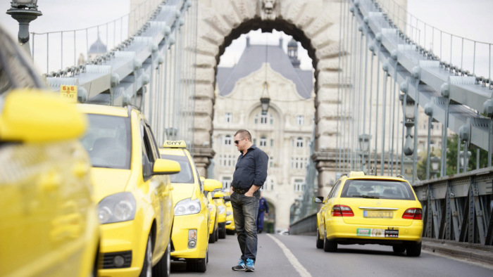 Újabb tiltakozási hullám söpörhet végig a budapesti taxisokon
