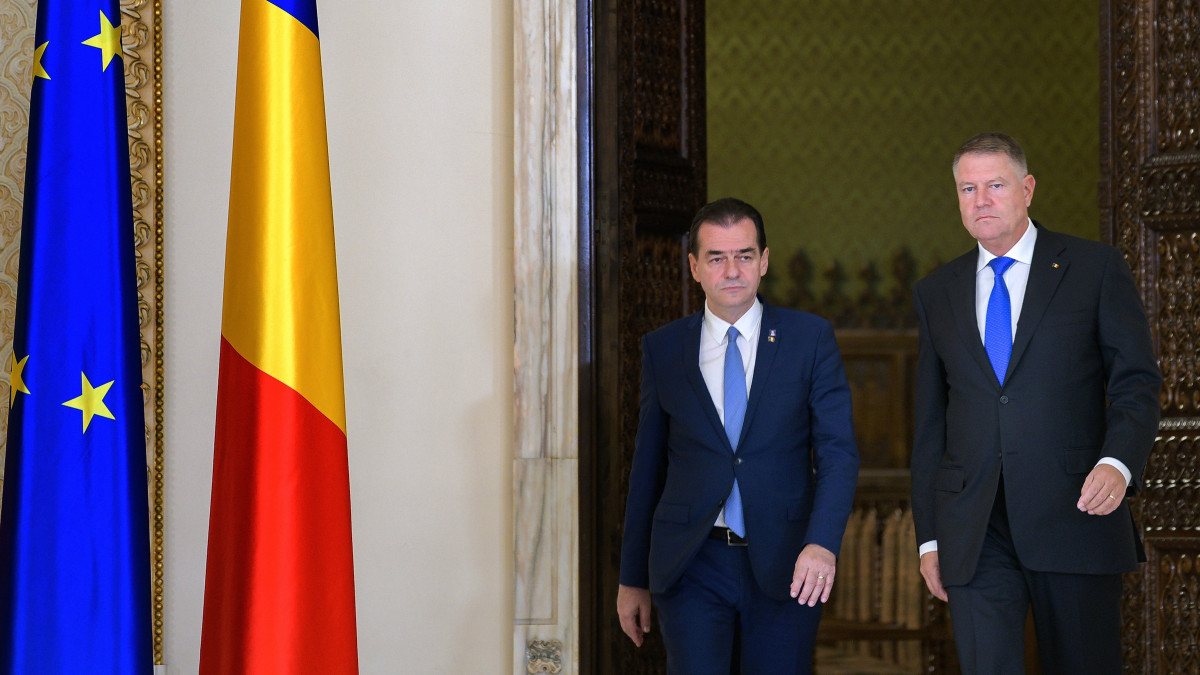 A román elnöki hivatal által közreadott képen Klaus Iohannis román államfő (j) és Ludovic Orban, a Nemzeti Liberális Párt (PNL) elnöke a bukaresti államfői rezidencián, a Cotroceni-palotában, miután Klaus megbízta kormányalakítással Orbant 2019. október 15-én.