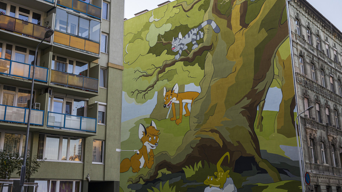 A Vuk című rajzfilm karakterei a Színes Város Csoport 800 négyzetméteres falfestményén a VIII. kerületi Baross utcában 2019. október 21-én.