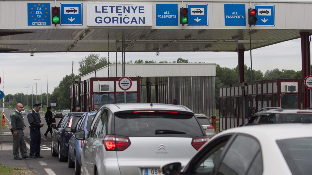 Kilépő autók a letenyei határátkelőhelyen 2013. június 25-én. A horvát EU-csatlakozás miatt július 1-jétől a magyar-horvát határ legtöbb közúti átkelőhelyén bevezetik az úgynevezett egymegállásos határforgalom-ellenőrzést, vagyis az utazóknak elég egyszer megállniuk. Letenyénél, a közúti átkelőn a horvát oldalon ellenőrzik közösen a személyforgalmat, az autópálya-átkelőn pedig magyar oldalon, a teherforgalmat azonban továbbra is külön ellenőrzi a két ország.