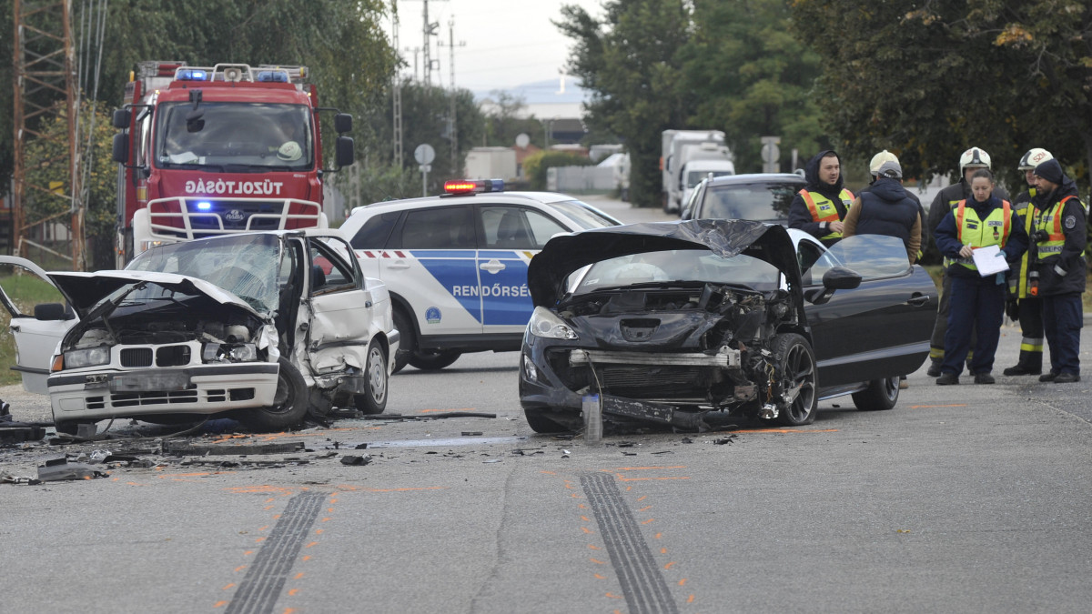 Összeroncsolódott személygépkocsik Dunaharaszti belterületén, a Jedlik Ányos úton, ahol tisztázatlan körülmények között összeütközött a két autó 2019. október 6-án. A balesetben egy férfi a helyszínen életét vesztette.