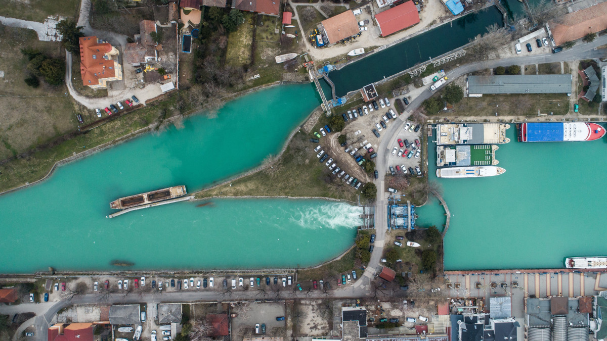 A siófoki zsilip 2018. március 26-án. A Balaton magas vízállása miatt a Sió-csatornán keresztül folyamatosan engedik a vizet a tóból.