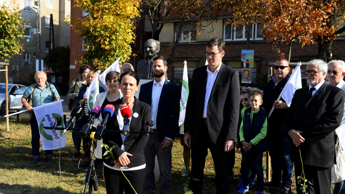 Szabó Tímea, a Párbeszéd társelnöke, frakcióvezetője beszél, mögötte Karácsony Gergely főpolgármester, a Párbeszéd társelnöke (j), Tordai Bence, a Párbeszéd országgyűlési képviselője (j2) és Váradiné Naszályi Márta (Momentum-DK-MSZP-Párbeszéd-LMP), az I. kerület polgármestere (b) a párt október 23-i, az 1956-os forradalom és szabadságharc 63. évfordulója alkalmából tartott megemlékezésén Göncz Árpád néhai köztársasági elnök III. kerületi szobránál 2019. október 23-án.