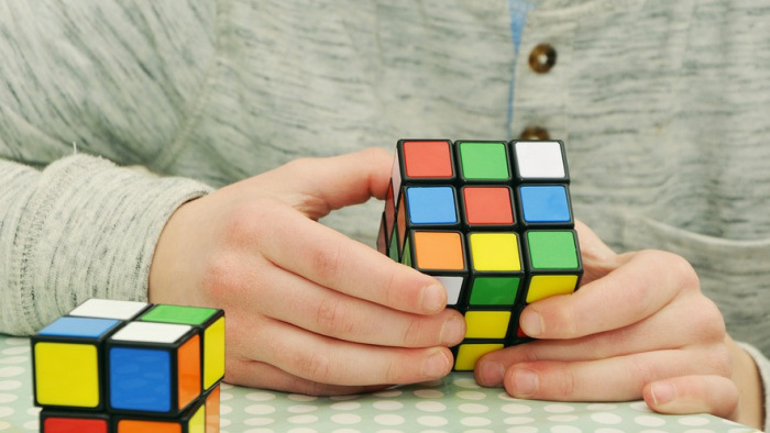 Ezt a Rubik-kockás rekordot már nem is lehet szemmel követni - videó