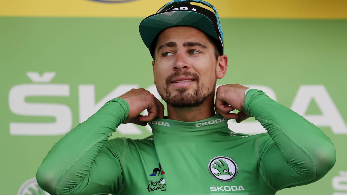 Peter Sagan, a Bora Hansgrohe csapat szlovák tagja felölti a legjobb sprintbefutót illető zöld mezt a 106. Tour de France profi országúti kerékpáros körverseny tizedik, Saint-Flour és Albi közötti 217,5 kilométeres szakaszának eredményhirdetésén Albiban 2019. július 15-én.