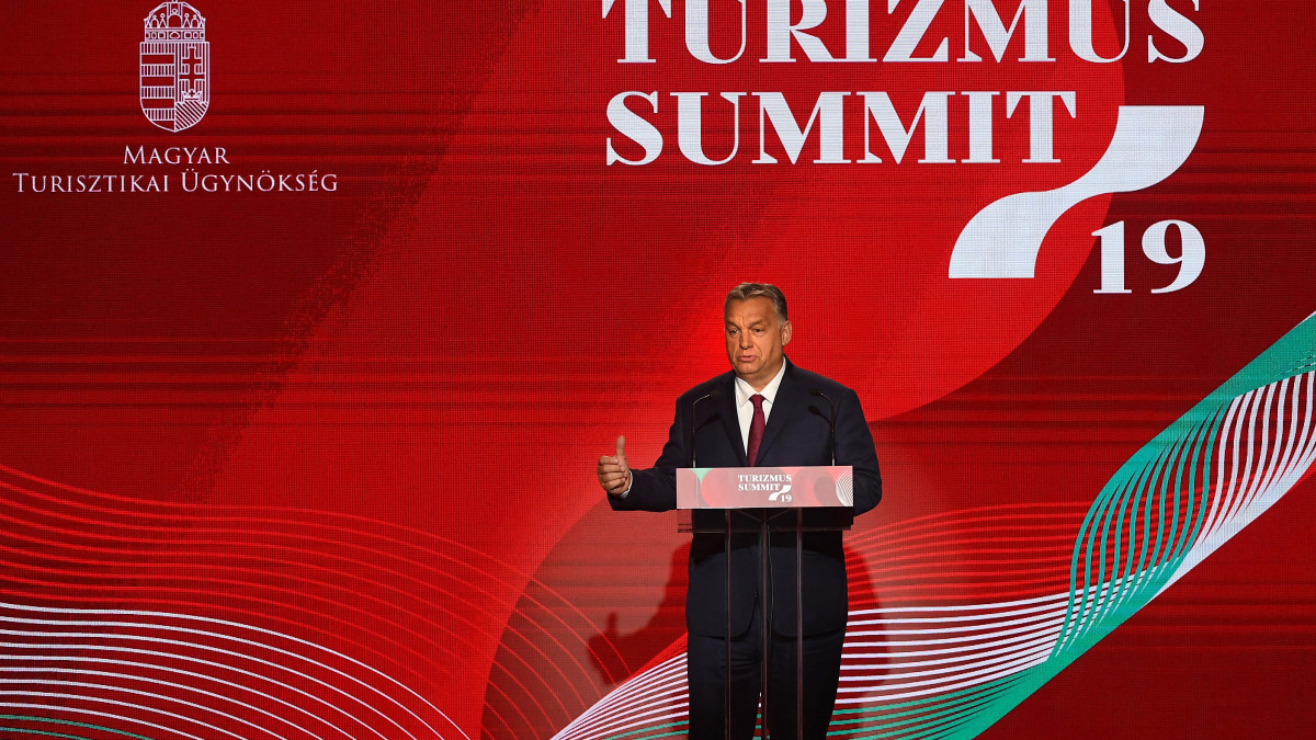 Orbán Viktor miniszterelnök beszédet mond a Magyar Turisztikai Ügynökség harmadik Turizmus Summit konferenciáján a Várkert Bazárban 2019. október 28-án.