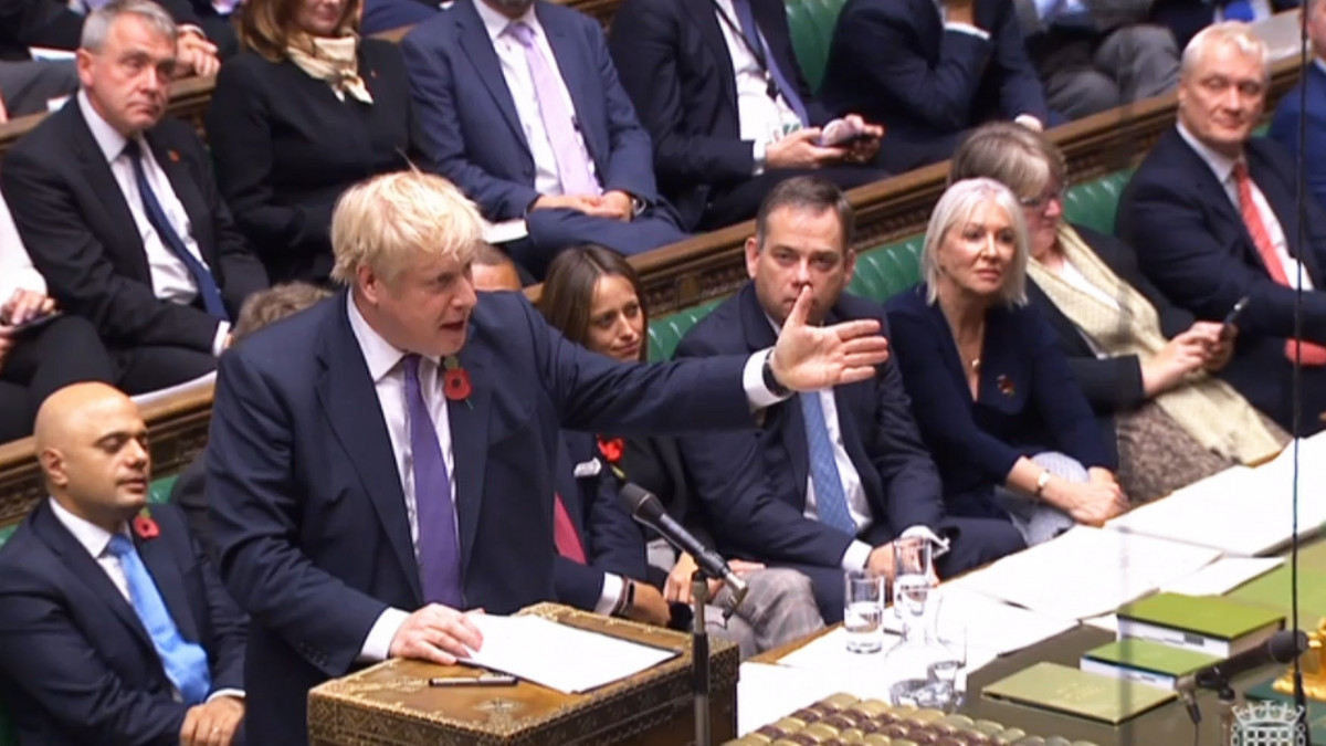 A brit parlament felvételén Boris Johnson brit miniszterelnök beszédet mond a brit parlament alsóházában, mielőtt a testület megvitatná az előrehozott választásokról szóló indítványt 2019. október 28-án.