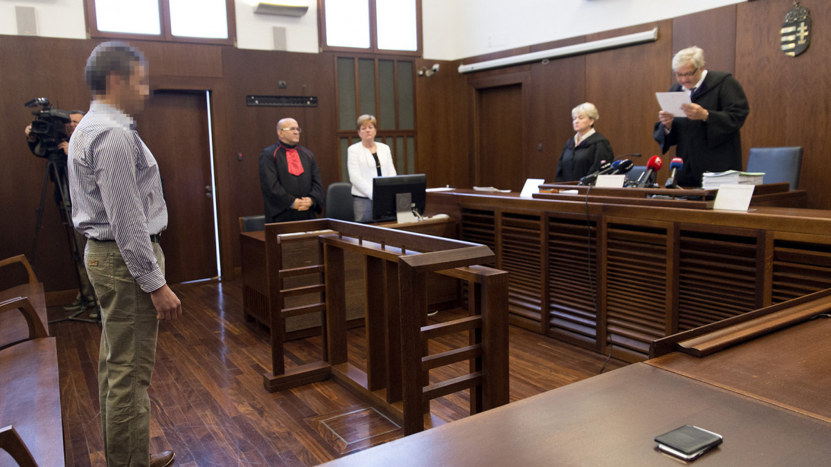 Kovács Tamás bíró ismertetni az ítéletet a felesége megölésével és feldarabolásával vádolt darnózseli hentes, N. János (b) büntetőperének tárgyalásán, az ügyben másodfokon eljáró Győri Ítélőtáblán 2019. október 29-én. A táblabíróság hét év börtönbüntetésre ítélte a testi sértés bűntettében bűnösnek talált férfit.