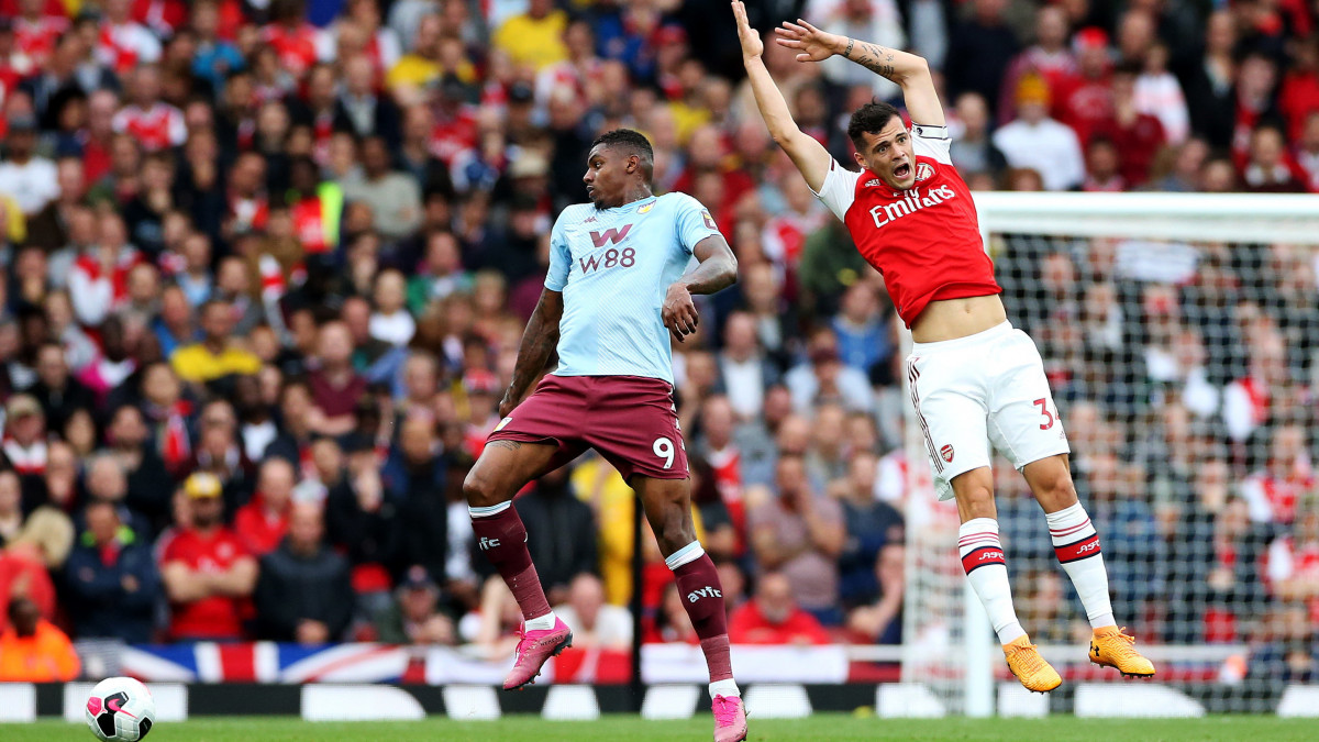 Wesley, az Aston Villa (b) és Granit Xhaka, az Arsenal játékosa az első osztályú angol labdarúgó-bajnokságban játszott mérkőzésen a londoni Emirates Stadionban 2019. szeptember 22-én.