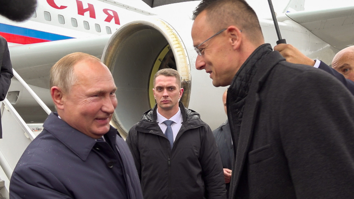 A Külgazdasági és Külügyminisztérium (KKM) által közreadott képen Szijjártó Péter külgazdasági és külügyminiszter (j) fogadja Vlagyimir Putyin orosz elnököt (b) a Liszt Ferenc-repülőtéren 2019. október 30-án.
